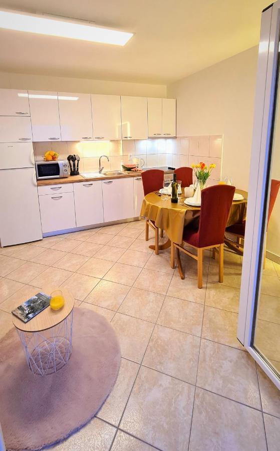Apartment Karamarko Малинска Екстериор снимка