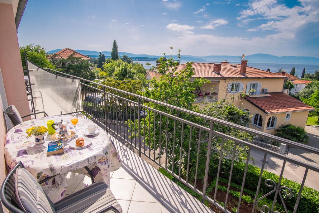 Apartment Karamarko Малинска Екстериор снимка